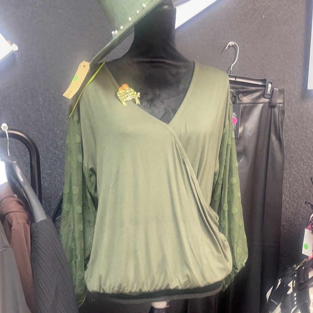 NWT GREEN MESH SLEEVE TOP✅✅✅